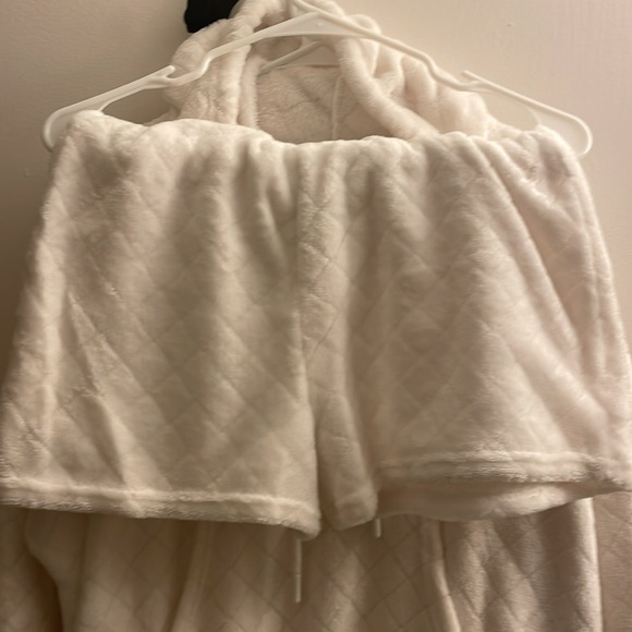 Two piece - Picture 3 of 4